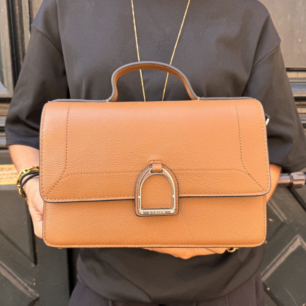sac en cuir camel avec étrier devant