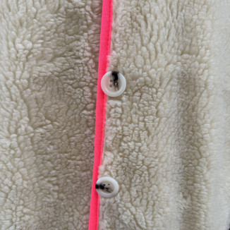 moumoute Marie île de Ré avec détail rose et beige vu de face