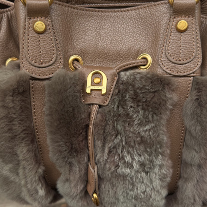 zoom sur la marque du sac les détails doré