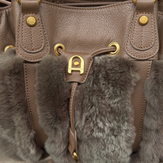 zoom sur la marque du sac les détails doré