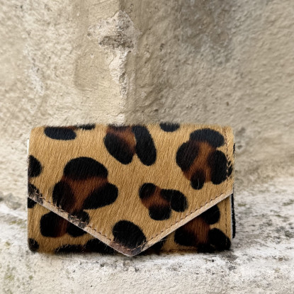 porte monnais a poil leopard interieur doré en cuir vu de face