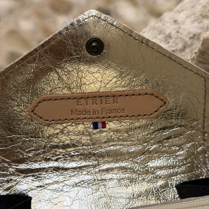 zoom sur la marque du porte monnaie étrier leopard
