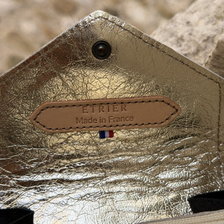 zoom sur la marque du porte monnaie étrier leopard