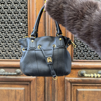 Sac à main noir Arthur & Aston en cuir de vachette de face