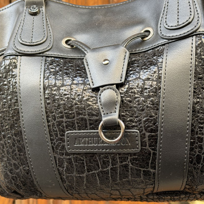 Sac à main style bourse Arthur & Aston en toile  zoom sur la marque