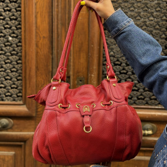 Sac à main en cuir carmin style bourse Arthur & Aston porté